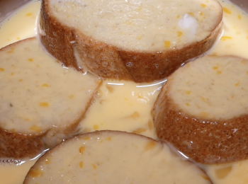 step2: 放入切片的法國麵包浸漬一天。
※在第12小時的時候，記得將法國麵包翻面。