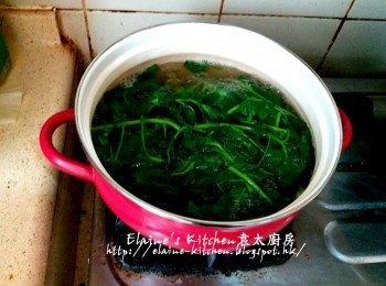 step3: 先將1/3份量的西洋菜放入已煲滾的熱水內 , 用中火煲滾