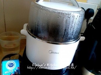 step6: 加水浸過面蓋上蓋按<蒸 / 煮>功能 , 時間調至30分鐘待栗子煮軟