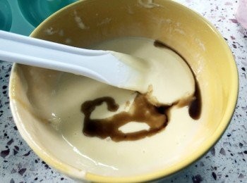 step3: 加入雲呢拿香油/ 士多啤梨香油，拌勻。