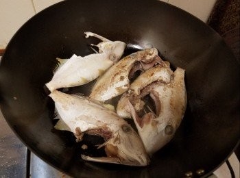 step2: 下油起鑊，落薑片，先煎香沙鯭魚两面。