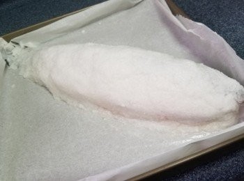 step4: 將剩下的蛋白粗鹽，鋪於魚面上，再將所有粗鹽整定形封住魚身（如圖）