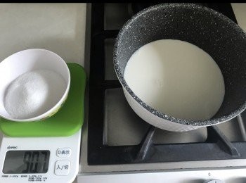 step7: 把鮮奶煮至微滾， 直見邊緣見輕微泡泡， 加糖煮至溶化。