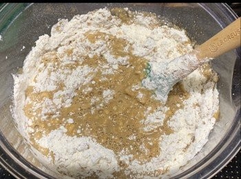 step13: 一邊攪拌，一邊見到氣泡，代表酵母好活躍！