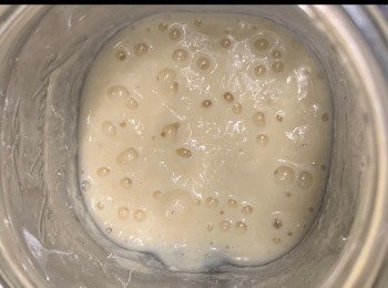 step6: 質地變得幼滑，充滿氣泡，有陣甜甜的酵母香味！
代表酵母有活力，咁就用得！

用淨可放入冰箱冷藏，七日內要用完！