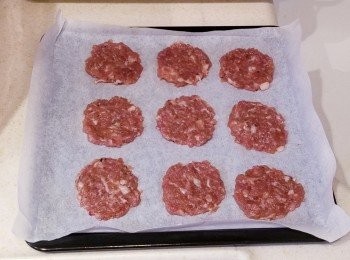 step2: 碎肉用磅磅每份15g，焗爐盆放牛油紙，每份碎肉壓平並修至圓形。