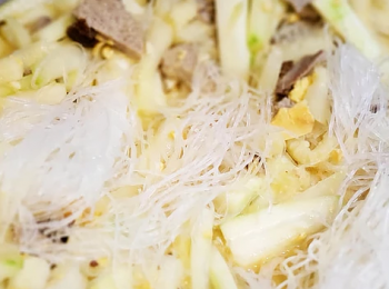 step6: 最後加入粉絲拌勻， 上碟後灑上芫茜，即成