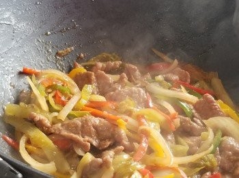 step9: 最後將味菜牛柳絲放在脆麵上即可。