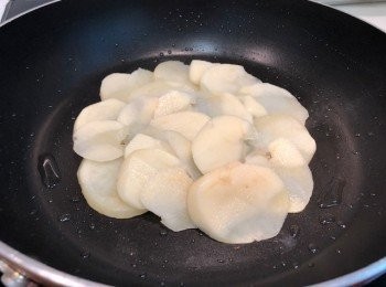 step4: 把薯仔片鋪在平底鑊，蓋上鑊蓋煎