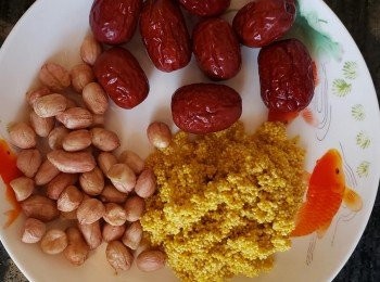 step1: 紅棗花生洗凈，備用。
水煲滾、將小米、花生、紅棗一同放入鍋中，大火煮滾。攪拌一下、防止粘鍋。