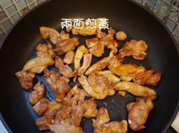 step5: 把雞柳煎至兩面金黃，