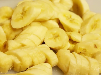 step1: 先把香蕉切件， 用牛油起鑊加入砂糖及香蕉，以中慢火炒至收乾水，盛起備用