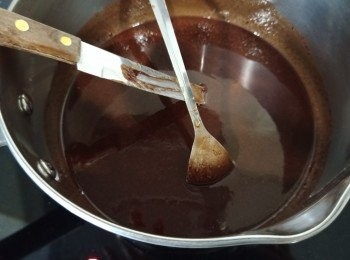 step2: 牛油，糖，可可粉中小火煑溶。離火。