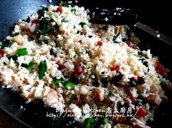 step18: 最後加入蔥粒拌勻即成芋頭臘味炒飯
