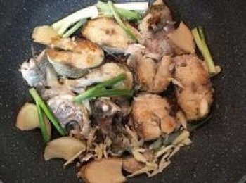 step6: 放入蔥白、薑片和蒜片，利用煎魚的餘油炒香；