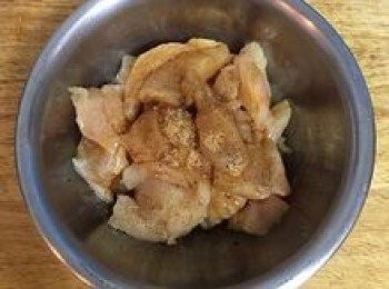 step3: 將<a href="https://bit.ly/3EZL8dD" target="_blank" data-keyword="雞胸" class="guide-link"><strong>雞胸</strong></a> <span style="display:inline-block;vertical-align:middle;margin-top:-3px;color:initial;border-radius:3px;padding:2px 3px;font-size:12px;line-height:14px;background:#87d300;color:#fff;">即買</span> 肉切成等尺寸的塊丁，並用醃料抓勻；