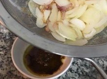 step6: 將油瀝倒咖哩粉內混勻，讓咖哩粉的香味能釋放；紅蔥頭和洋蔥保留備用。