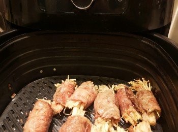 step3: 金菇牛肉卷攞出備用。全程只用了6分鐘。