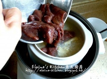 step11: 燉至時間到最後5分鐘 , 加入豬潤放入粥內拌勻