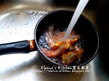 step1: 雞殼放入煲內 , 加水用中火煮數分鐘至大滾出水