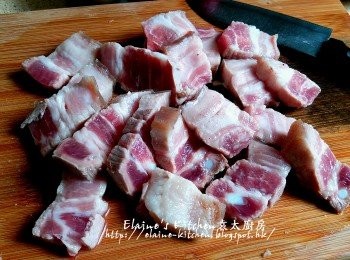 step1: 豬腩肉放入煲內 , 加水蓋過面用中火煮滾後用水沖一沖洗 , 將腩肉切件
