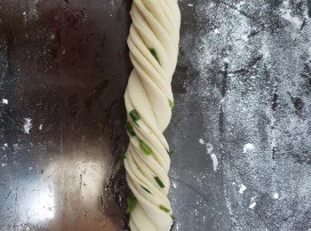 step10: 然后兩手各抓一端反方向扭。象蚊香一樣卷起，0