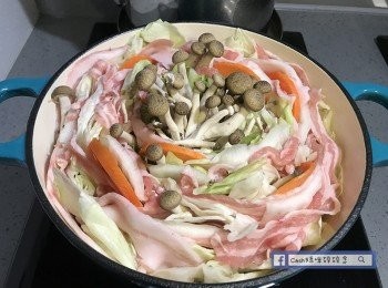 step3: 五花肉片穿插塞在白菜中間，塞完肉接著塞紅蘿蔔跟鴻喜菇