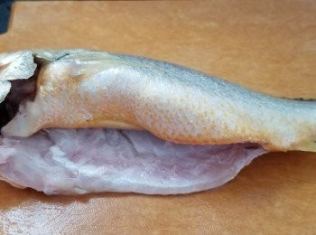 step1: 今次選用超市急凍黃花魚，所以需自己劏魚肚和打魚鱗。