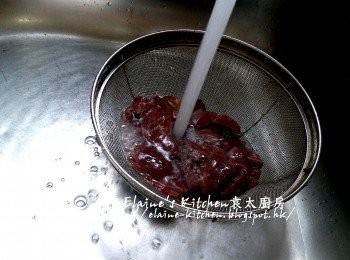step8: 用水不停沖洗豬潤約5分鐘至冇血水 , 瀝乾水份再抹乾
