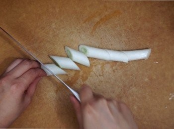 step2: 京蔥洗淨切去根部再切段