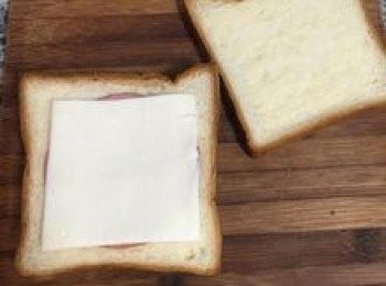 step8: 放上火腿與起司片；