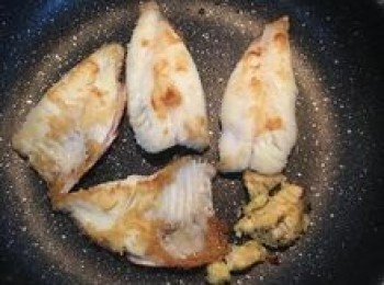 step16: 接著再次翻面煎到魚肉完全熟透即可；有魚卵的話可以用點鹽的黒胡椒粉調味再撒點玉米粉或地瓜粉後與魚肉ㄧ起煎熟；
