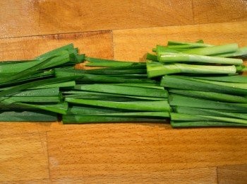step2: 接著將高麗菜切成好入口的大小。
韭菜切三段。（約5cm長）