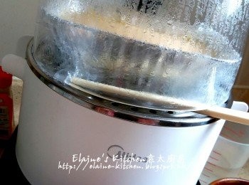 step4: 再用筷子將蓋留縫隙(可避免蒸出來的豆腐過老或變火山口)