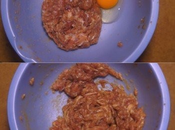 step4: 再加入蛋，用筷子拌至碎肉完全吸收蛋液