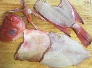 step11: 煮朝鮮薊湯時，可處理鮮魚；從魚下巴下的胸鰭處將魚頭切下，再將下巴與魚頭分開，接著順著背鰭，刀放平，延著魚骨片下魚肉，並在尾鰭前將魚肉切下（兩邊刀法ㄧ樣）；