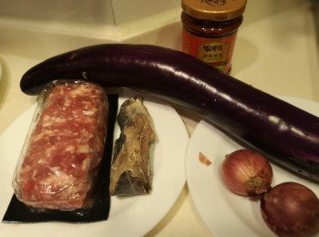 step1: 茄子切長條型，乾蔥切粒，免治豬肉加醃料醃一陣，咸魚要先蒸7分鐘。