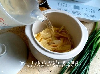 step3: 先將白米放入美的陶瓷蒸燉寶的燉盅內 , 放入鮮腐竹及熱水至8成滿