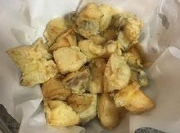 step9: 炸好後外殼酥硬，撒上適量的鹹酥雞胡椒鹽即可擺盤上菜。