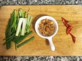 step1: 五花肉洗淨擦乾水份後切大長方塊， 杏鮑菇切大塊（漢子用的是小杏鮑菇所以沒有切）；蔥切段；辣椒去籽斜切備用；九層塔摘葉洗淨。
（不好意思，漢子漏拍了五花肉和杏鮑菇的照片）