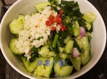 step4: 擺放在青瓜表面上加麻油和鎮江香醋