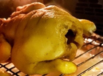 step2: 把雞放入已預熱180度之焗爐中焗50分鐘(可於約30分鐘左右反轉一次， 以保持色澤均勻)