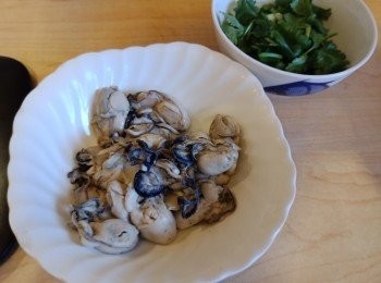 step1: 蠔灼好，葱，芫茜切好
蛋打匀，加入盐，古月粉,
全部材料搞匀