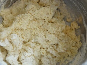 step3: 加入車打芝士碎及120毫升牛奶拌勻（如麵團太濕，可加點麵粉）