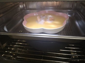 step3: 明火或蒸爐蒸9分鐘，如選用明火蒸蛋，蛋面包上錫紙或微波爐保鮮紙同蒸。