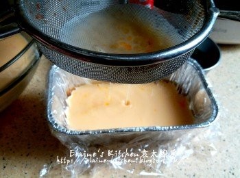 step2: 錫紙盆放上保鮮紙 , 將豆漿蛋液用篩網隔去多餘泡沫及雜質