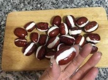 step8: 手指沾沙拉油，取適量柔成棗形後塞入紅棗中，要裝滿並捏合，露出來的部份可用手指拍按整型弄平整。