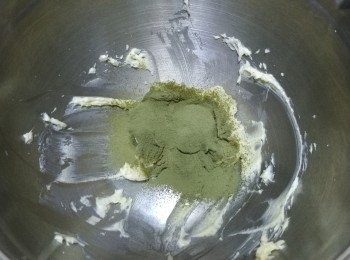step5: 把蛋黃和過了篩的抹茶粉加進去，用打蛋器打勻。