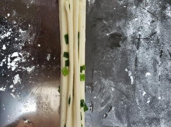 step9: 用手抓住面皮兩端慢慢拉長至25公分以上