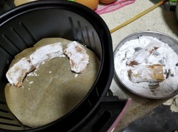 step2: 氣炸鍋舖上牛油紙,再將醃好的豬肋條沾滿生粉(此動作要入爐時才做)舖在牛油紙上